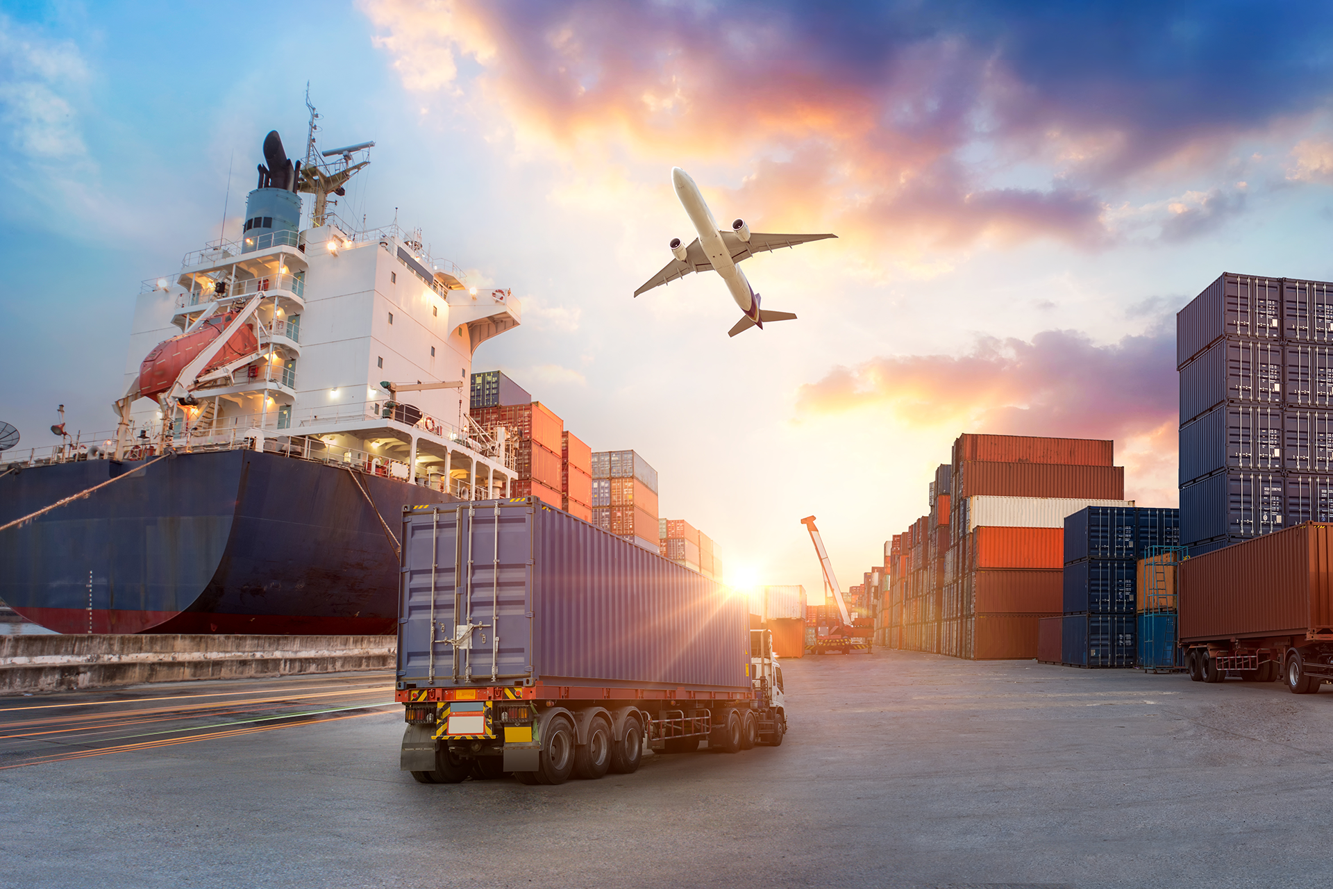 Long distance movers in Los Angeles loading moving truck